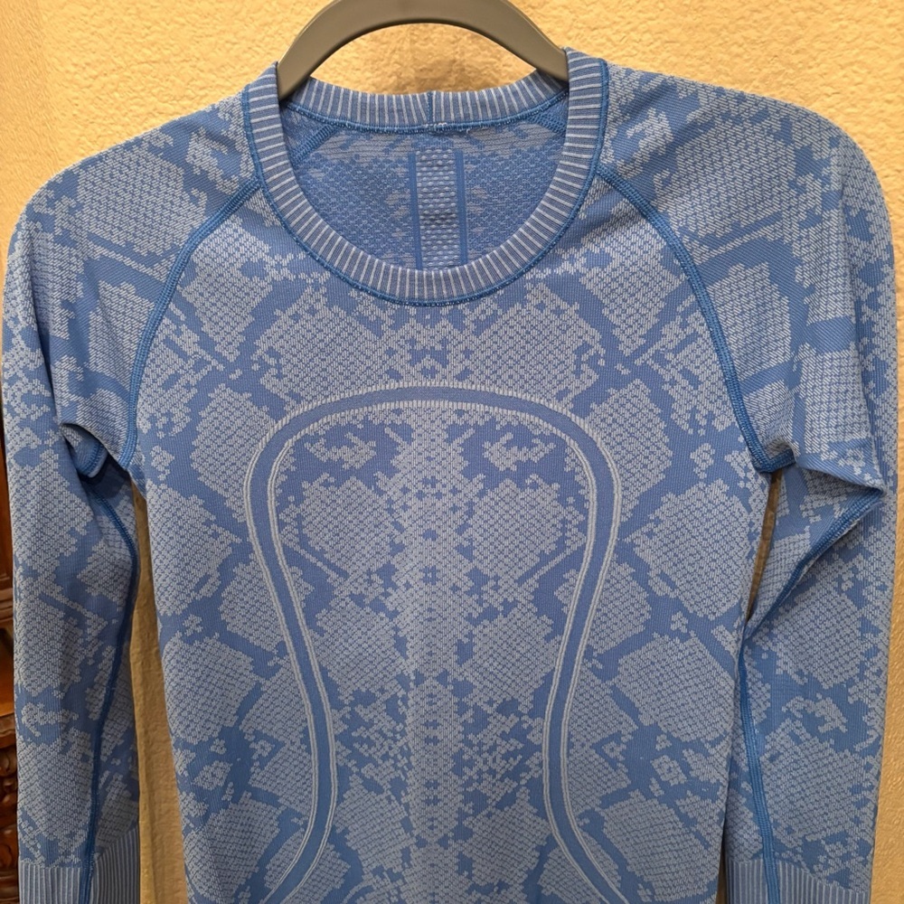 LULULEMON Women Blue Snakeskin Swiftly Tech Long Sleeve Athletic Top Size 6 - Picture 2 of 6